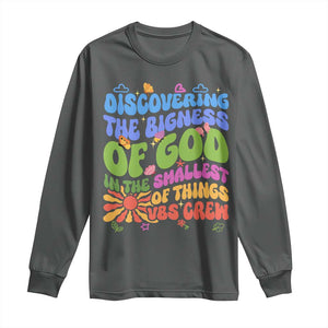 VBS 2025 Long Sleeve Shirt Discovering The Bigness Of God In The Smallest Of Things Retro Groovy TS02 Dark Heather Print Your Wear