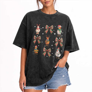Cute Christmas Chicken With Xmas Coquette Bow Washed Cotton T-Shirt